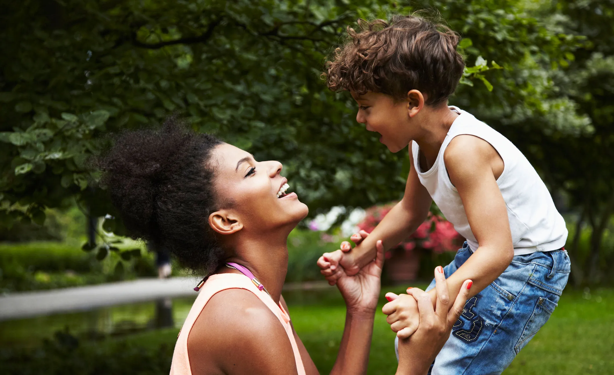 Mother and child smiling and playing. Image credits: Silke Woweries / Getty Images