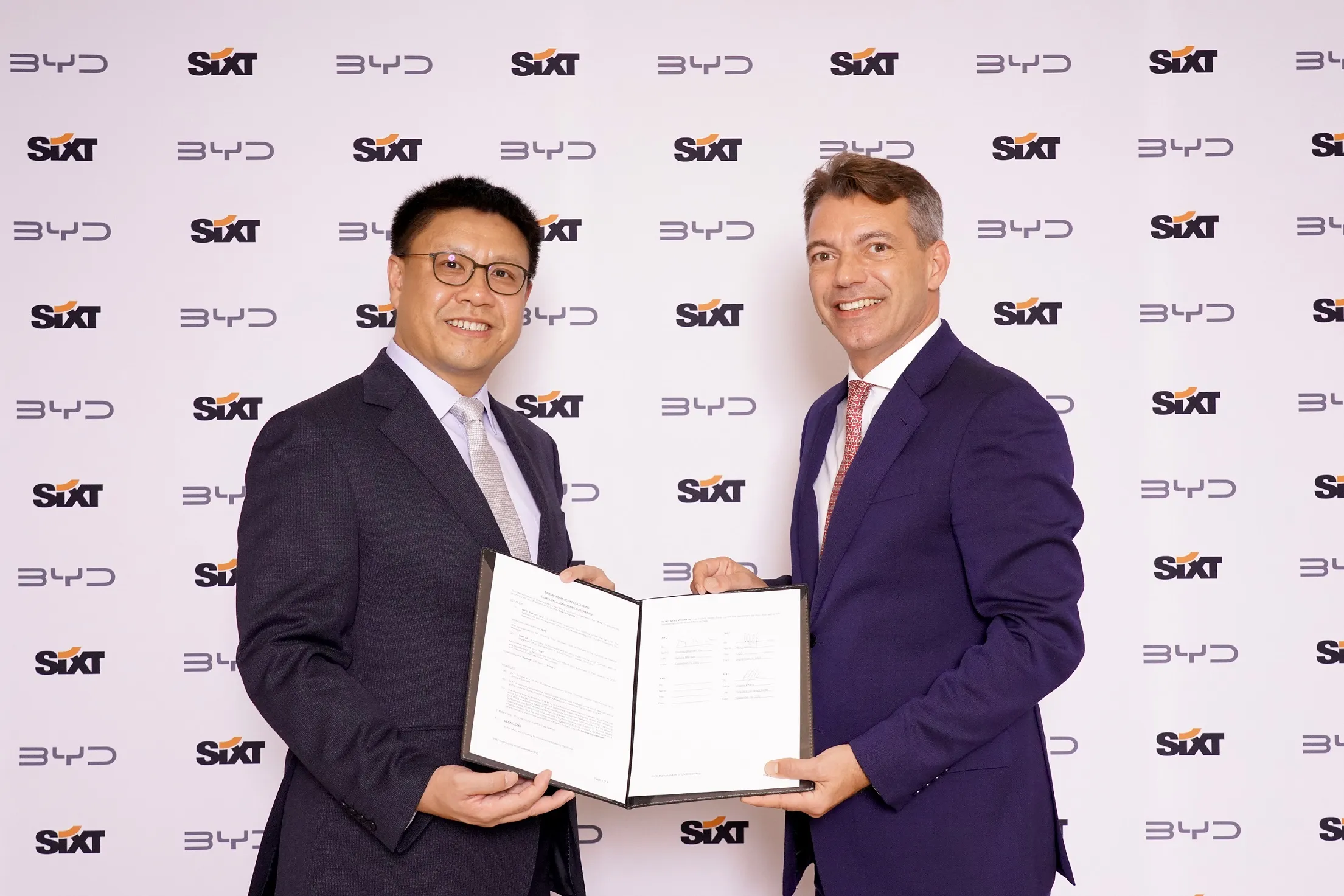 (Left: Michael Shu, General Manager and Managing Director, BYD Europe and International Cooperation Division; Right: Vinzenz Pflanz, Chief Business Officer responsible for sales and vehicle purchase, Sixt SE)