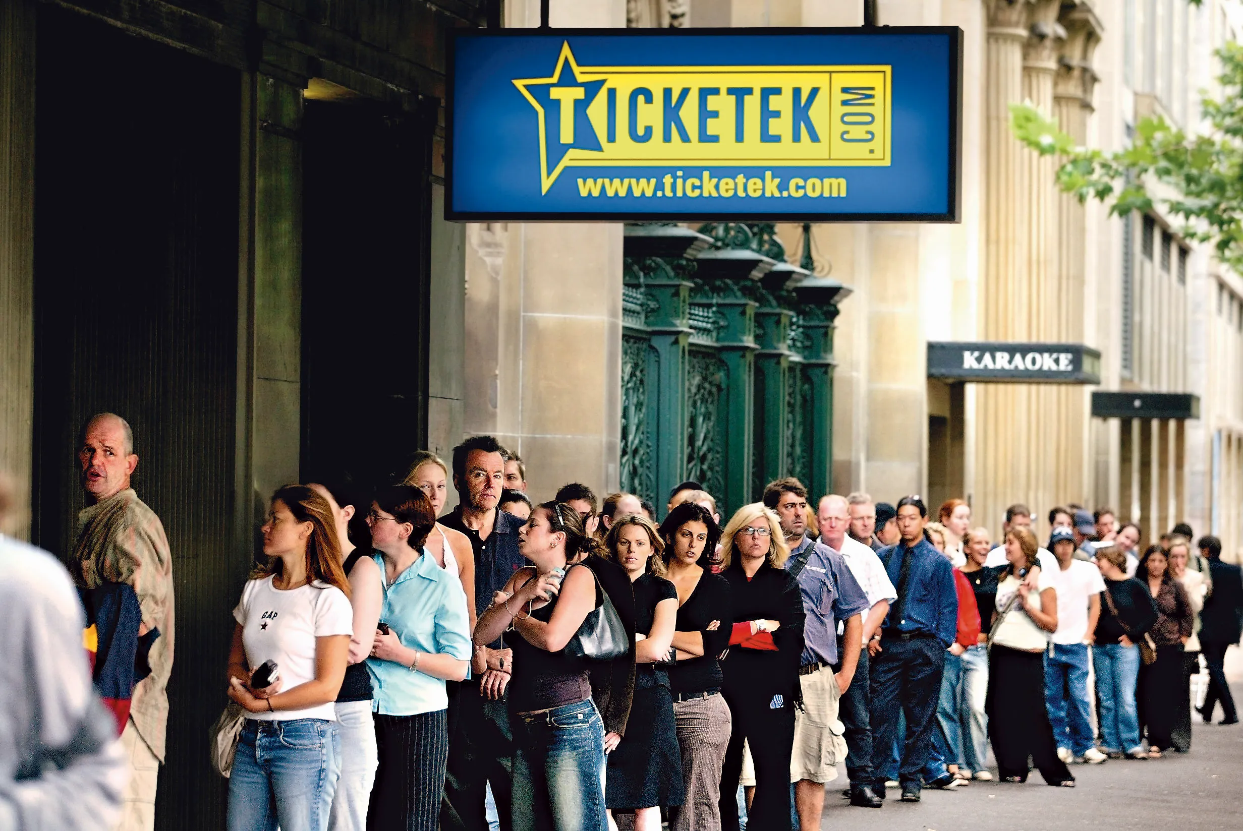 People queuing up at Ticketek in central Sydney on 17 January 2005.