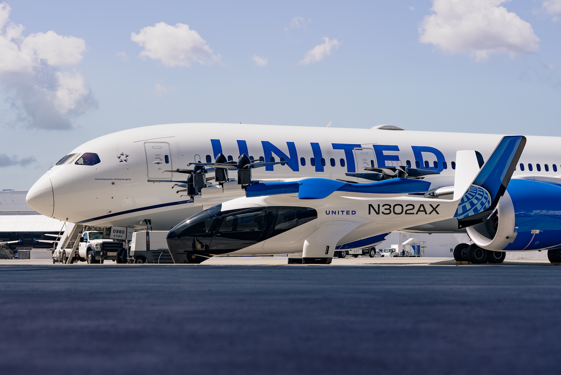 Archer Aviation evtol with United Airlines plane.