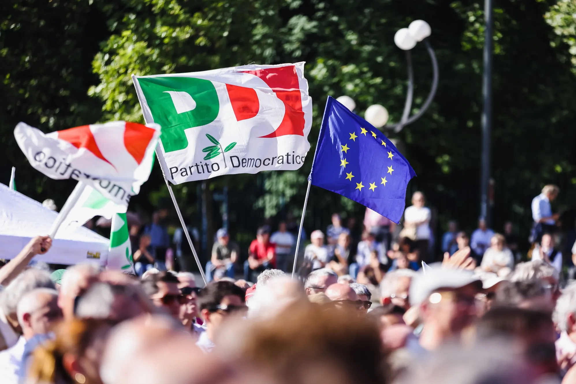 The flag of the Partito Democratico (Democratic Party), the major center-left party in Italy.